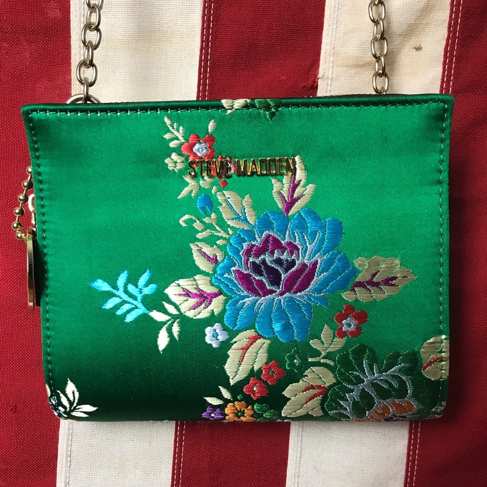 RARE 1 ssn rls STEVE MADDEN emb string clutch